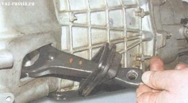 Снятие вилки картера сцепления вместе с установленной на ней крышкой