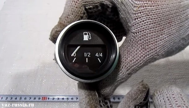 На снимке показан знак, показывающий остаток топлива в бензобаке